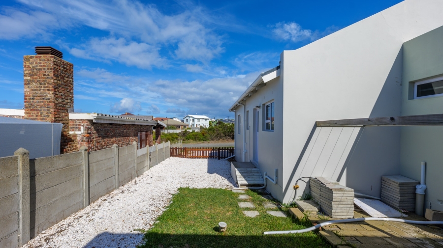 To Let 3 Bedroom Property for Rent in Struisbaai Western Cape